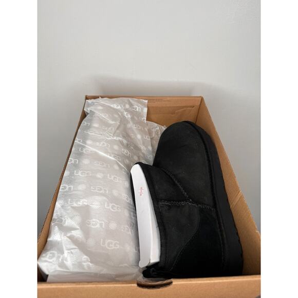 UGG Womens Classic Ultra Mini Classic Black Ankle Boots Booties Size 10 NEW Box - Picture 2 of 7